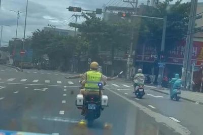 CSGT dùng xe đặc chủng mở đường đưa nạn nhân bị tai nạn giao thông nguy kịch đi cấp cứu