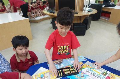 Hà Nội: Nhiều phụ huynh 'ngồi nhà' tra bản đồ đăng ký cho con vào lớp 1