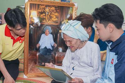 Đồng Tháp: Sinh viên tình nguyện phục dựng ảnh Liệt sĩ và Mẹ Việt Nam Anh hùng