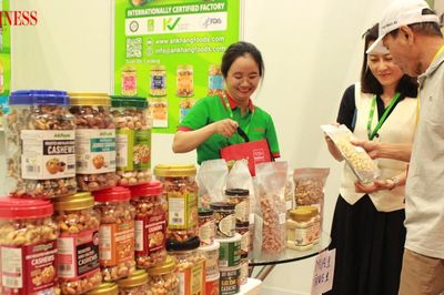 Giữa 'bão' hàng giả: Người mua đổi cách chọn, hàng Việt đổi cách bán
