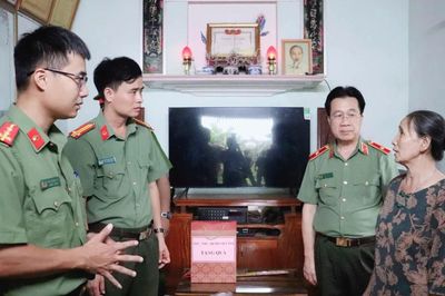 Hành trình thắp lửa tri ân các gia đình chính sách, thân nhân liệt sĩ
