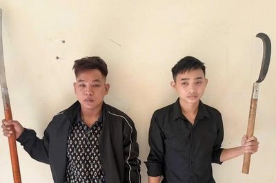 Tạm giữ hình sự 2 đối tượng mang hung khí để giải quyết mâu thuẫn