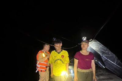 Cận cảnh vụ bắt quả tang 6 tàu khai thác cát trái phép trên sông Lam