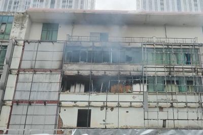 Cháy tòa nhà 5 tầng đang tháo dỡ ở phường Hà Đông