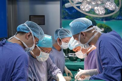 Cứu sống ngoạn mục chàng trai bị 3 tấn sắt văng vào, dập nội tạng