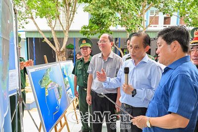 Bộ trưởng Bộ Ngoại giao Lê Hoài Trung khảo sát các công trình trọng điểm trên đảo Hòn Khoai