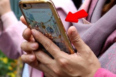 Tại sao bạn nên để một khoản tiền nhỏ sau vỏ ốp điện thoại?