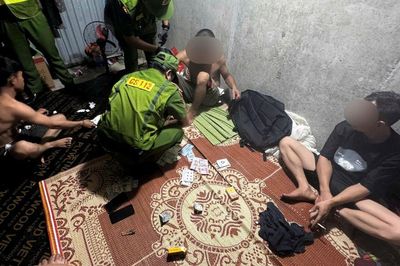 Bắt quả tang 4 người đàn ông làm 'điều mờ ám' trong tầng hầm công trường ở Hà Nội, thu giữ nhiều tiền tại hiện trường