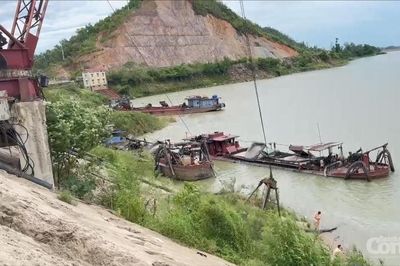 Bắt quả tang 6 tàu 'không số hiệu' khai thác cát trái phép trên sông Lam