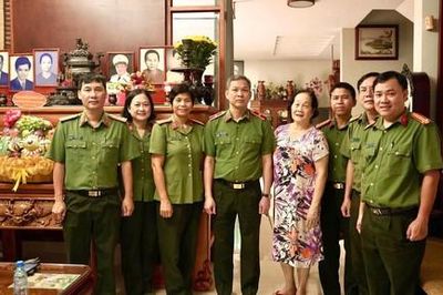 Công an TPHCM thăm gia đình nguyên Giám đốc Công an Thành phố nhân kỷ niệm Ngày Truyền thống lực lượng ANND