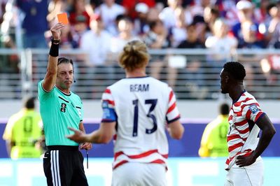 FIFA bất ngờ xóa thẻ đỏ cầu thủ Mỹ, đội tuyển Bỉ phản ứng dữ đội