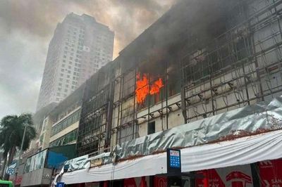 Cháy ngùn ngụt ở siêu thị điện máy cũ trên phố Hà Nội