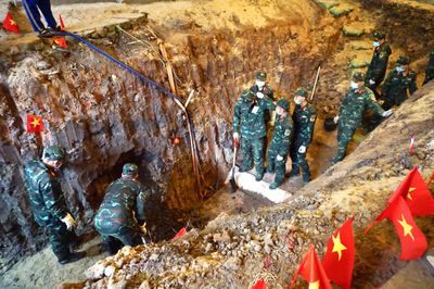 Bên trong rãnh mộ vừa phát hiện 7 hài cốt liệt sĩ ở Công viên Lê Thị Riêng