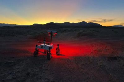 Khoảnh khắc xe tự hành NASA chạy 26 km gần như không cần con người