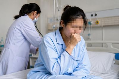 Mua thuốc chữa ho theo người quen mách, cô gái uống cả thuốc chữa tiểu đường