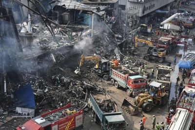 Nghi bé trai nghịch diêm làm cháy trung tâm thương mại ở Pakistan, 72 người chết