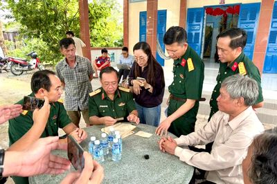 Chính ủy Bộ Tư lệnh TP.HCM đến tận nhà xác minh thân nhân liệt sĩ Huỳnh Văn Quên