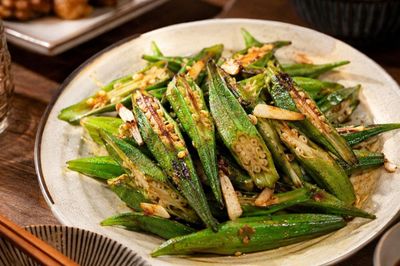 Đừng nấu đậu bắp theo cách cũ rồi chê nhớt không ngon, tôi thử biến tấu khác chút mà như nhà hàng 5 sao