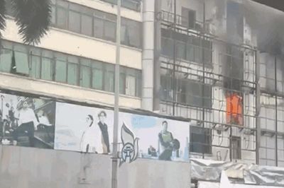 Hà Nội: Cháy lớn tại siêu thị điện máy cũ trên đường Trần Phú
