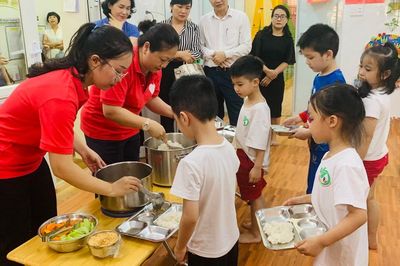 Sai lầm khi nhiều gia đình quan tâm chủ yếu đến việc trẻ có tăng cân hay không