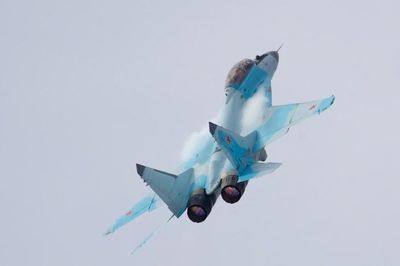 MiG-35 Nga đối đầu F-22 Mỹ: Máy bay chiến đấu nào chiếm ưu thế trên không?