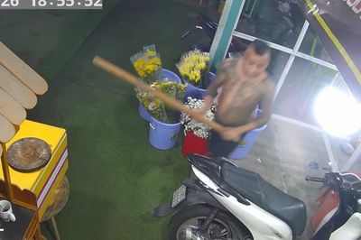 Gã đàn ông ở Đồng Tháp đánh vợ cũ, đập phá tiệm hoa làm một người bị thương