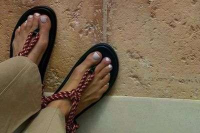 Không phải dép tông, sandal dây thừng mới là xu hướng bất ngờ nhất Hè này