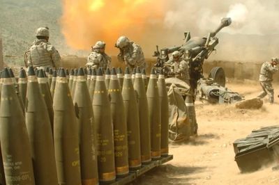 NATO đối mặt bài toán 'tiền nhiều, súng ít'