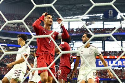 HLV Martinez trả giá vì không dám rút Ronaldo