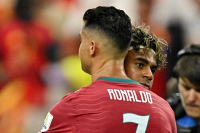 Cái ôm của Yamal cho Ronaldo gây xúc động sau trận đấu