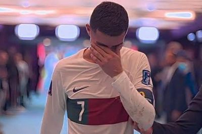 Khoảnh khắc 'bước đi trong nỗi đau' của Ronaldo được tái hiện