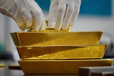 Giá vàng thế giới lao dốc