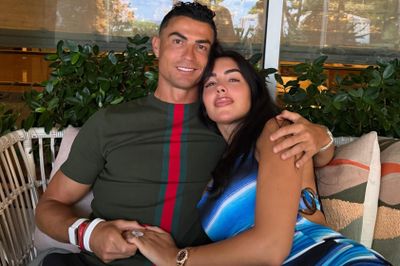 Phản ứng của hôn thê Ronaldo sau thất bại dậy sóng của Bồ Đào Nha