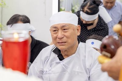 NSND Tạ Minh Tâm khóc nghẹn trong lễ tang vợ
