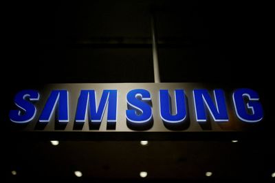 Dự báo lãi quý bằng 3 năm cộng lại, cổ phiếu Samsung vẫn lao dốc