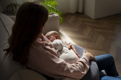 Vì sao sau sinh, phụ nữ dễ khóc hơn?
