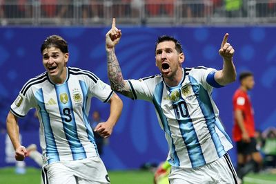 Argentina vào tứ kết World Cup sau màn ngược dòng điên rồ