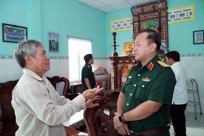 Chính ủy Bộ Tư lệnh TP.HCM trực tiếp đến tận nhà dân để xác minh thân nhân liệt sĩ