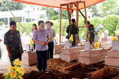 Động viên lực lượng lấy mẫu ADN tại Nghĩa trang Liệt sĩ Him Lam và Tông Khao