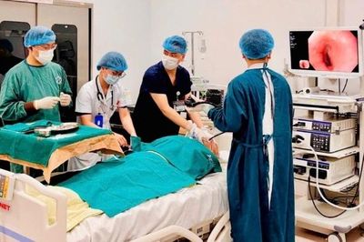 Mở thông dạ dày qua nội soi: Giải pháp ít xâm lấn giúp duy trì dinh dưỡng cho người bệnh khó nuốt
