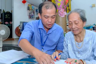 [Ảnh] Phường Tân Định tiếp tục mô hình chứng thực chữ ký tại nhà cho người dân
