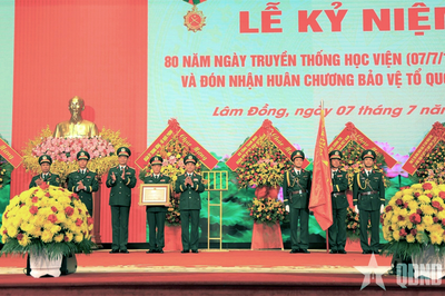 Đại tướng Phan Văn Giang dự Lễ kỷ niệm 80 năm Ngày truyền thống Học viện Lục quân và đón nhận Huân chương Bảo vệ Tổ quốc hạng Nhất