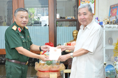 Thượng tướng Lê Quang Minh thăm, tặng quà Thượng tướng Bùi Văn Huấn