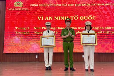 Công an phường Hải Châu trao Huy chương và Giấy khen cho cán bộ, chiến sĩ có thành tích xuất sắc