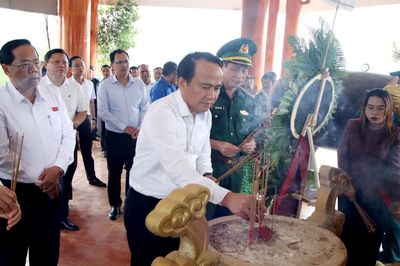 Phó Bí thư Thường trực Thành ủy Nguyễn Đình Vĩnh dâng hương tưởng niệm các anh hùng liệt sĩ, tri ân người có công cách mạng