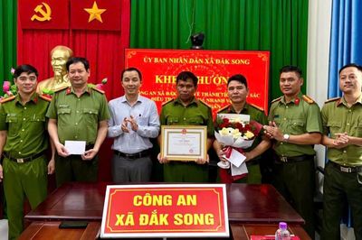 Khen thưởng công an xã Đắk Song khám phá nhanh vụ trộm cắp tài sản