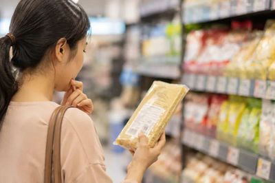 Giá xăng dầu giảm, vì sao giá hàng hóa chưa giảm?
