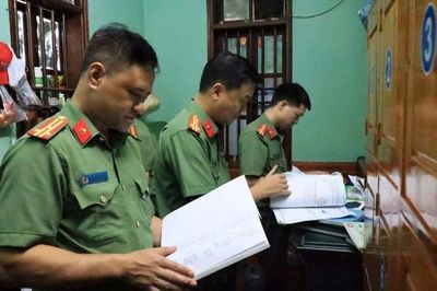 Lạng Sơn bắt 2 phó chủ tịch xã tham ô tiền công đức