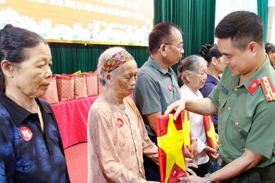Phục dựng và trao tặng ảnh liệt sĩ cho thân nhân 65 gia đình liệt sỹ ở Hưng Yên