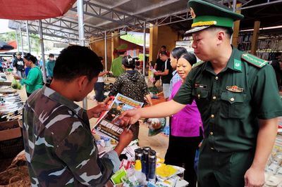 Đồn Biên phòng Lũng Nặm phối hợp đẩy mạnh tuyên truyền chuyển đổi số cho nhân dân khu vực biên giới